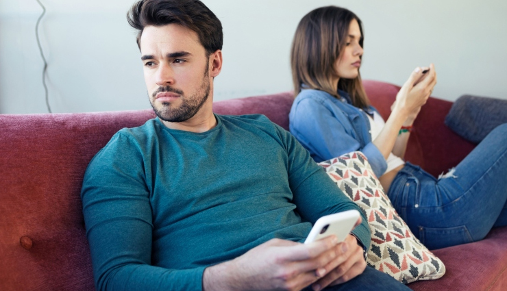 6 Signs Your Partner is Losing Interest in The Relationship
