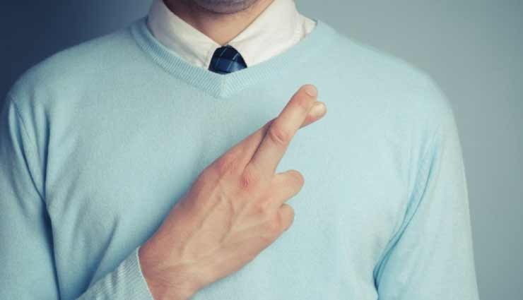 relationship tips,relationship tips in hindi,lie between relationship,sign shows partner lies