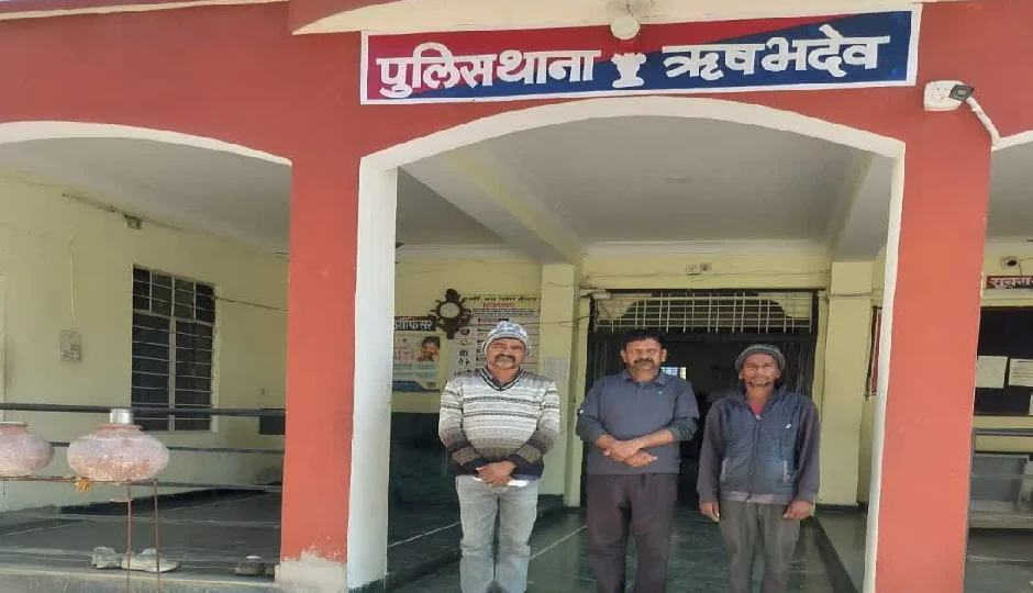 मोर का शिकार कर नॉनवेज पार्टी की तैयारी, कांग्रेस ब्लॉक अध्यक्ष और हिस्ट्रीशीटर सहित तीन गिरफ्तार