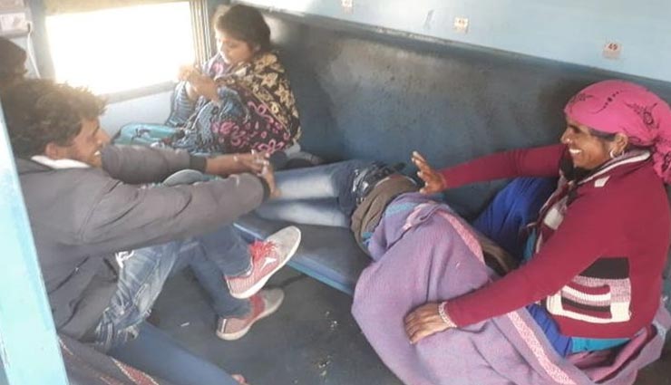 अजमेर : ट्रेन में हो रही कोरोना नियमों की अनदेखी, ना मास्क और ना ही सोशल डिस्टेंसिंग