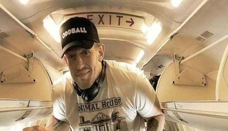 हवाई जहाज की सीट पर नहीं समा पा रहा था यह लंबा शख्स, फ्लाइट कंपनी ने किया दिल जीतने वाला काम