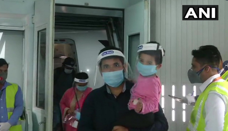 फेस शील्ड में यात्री, PPE Kit में एयरहोस्टेस, सोशल डिस्टेंसिंग का पालन, देखें विमान के अंदर की तस्वीरें