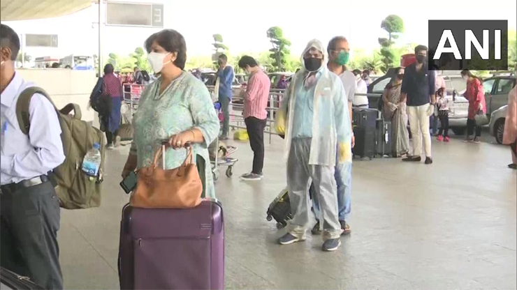 पहले दिन का हाल / दिल्ली एयरपोर्ट से 82 उड़ानें रद्द, मुसाफिर परेशान, बोले- आखिरी वक्त पर मालूम चला