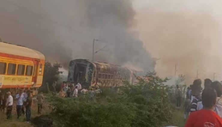 पातालकोट एक्सप्रेस में लगी आग, 4 यात्री झुलसे, दो डिब्बे पूरी तरह खाक