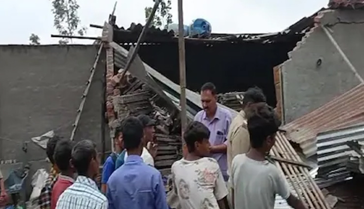 यूपी के अमरोहा में बड़ा हादसा, अवैध पटाखा फैक्ट्री में भयंकर ब्लास्ट, 2 लोग गंभीर घायल