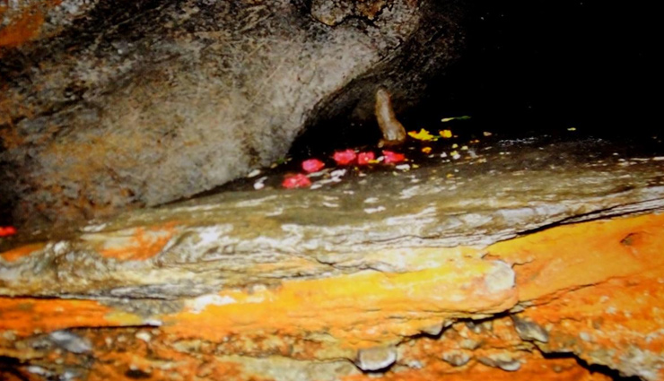 beliefs of patal bhuvaneshwar,features of paatal bhuvneshver temple,history of pataal bhuvaneshwer temple,pataal bhuvaneshwer temple history in hindi,patal bhuvaneshwar history,patal bhuvaneshwer temple gangolihat,values of pataal bhuvaneshwer,travel,travel guide