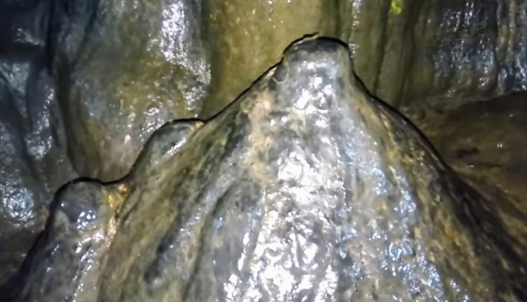 beliefs of patal bhuvaneshwar,features of paatal bhuvneshver temple,history of pataal bhuvaneshwer temple,pataal bhuvaneshwer temple history in hindi,patal bhuvaneshwar history,patal bhuvaneshwer temple gangolihat,values of pataal bhuvaneshwer,travel,travel guide