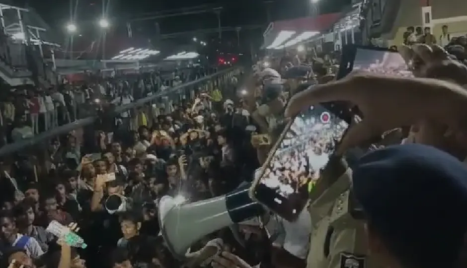 पटना में भर्ती परीक्षा से पहले बवाल, ट्रेन लेट होने पर छात्रों का फूटा गुस्सा; पाटलिपुत्र स्टेशन पर तोड़फोड़, कई जवान घायल