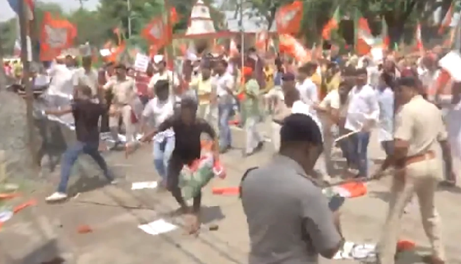 पटना में बवाल: बीजेपी और कांग्रेस कार्यकर्ताओं के बीच जमकर भिड़ंत, लाठी-डंडे चले, वीडियो वायरल