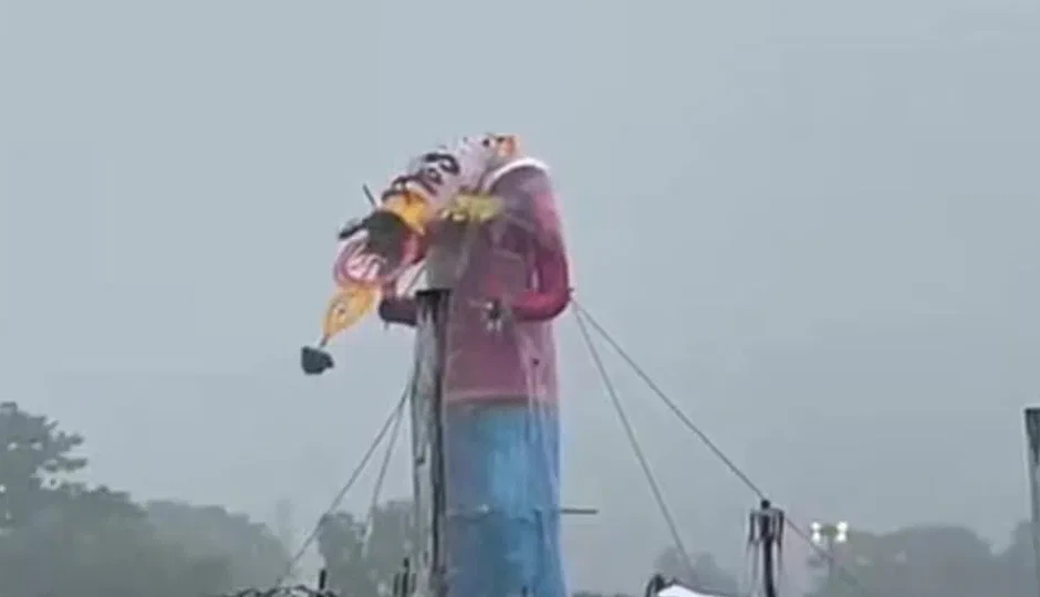 पटना में रावण का सिर टूटा, बारिश ने दशानन के दहन को किया प्रभावित