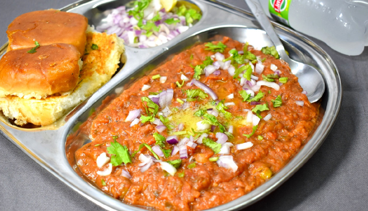 indian foods,pakoras,samosa,kachori,roasted maize,aloo tikka chaat,momos,pav bhaji,monsoon food,indian food to try in monsoon,india,indian cuisine