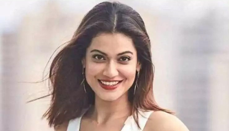 सोसाइटी चेयरमैन को जान से मारने की धमकी के आरोप में एक्ट्रेस पायल रोहतगी गिरफ्तार 
