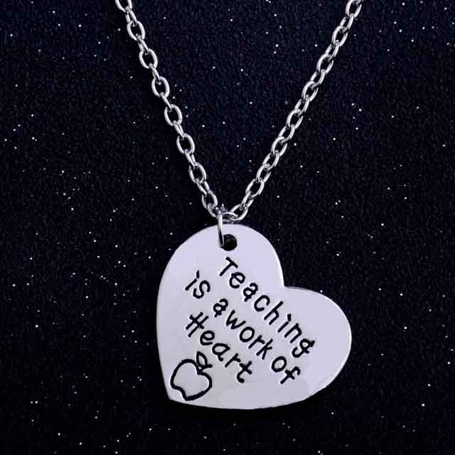 Teachers Day : टीचर को देना है कम बजट में परफेक्ट गिफ्ट, तो ये आइडिया करेंगे आपकी मदद gift ideas,teachers day