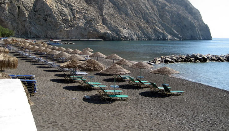 black sand beaches,black sand beaches to visit,10 black sand beaches,black sands beach in whitethorn,ficogrande in stromboli,perissa beach in paralia,santorini,stokksnes beach in iceland,miho beach in shimizu,punaluu beach on the big island of hawaii,anse chastanet in saint lucia,kamari beach in santorini,greece,papenoo beach in papenoo,tahiti,reynisfjara in vík í mýrdal,travel,holidays,travel guide