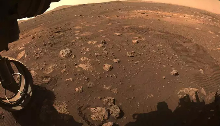 NASA के Perseverance रोवर ने मंगल ग्रह पर की चहलकदमी,  पहली बार 21 फीट तक चला; मिट्‌टी पर बने पहियों के निशान, PHOTOS 