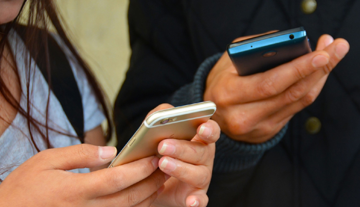 person is lying to you over text,signs person is lying to you over text,relationship tips