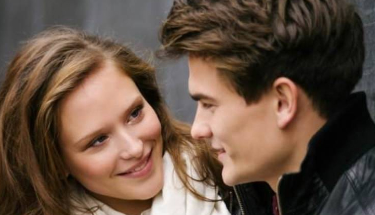 signs shes into you,how to know if she likes you,does she like me,ways to tell if shes interested,relationship tips,signs of attraction,dating advice,body language signs,understanding women,dating tips for men