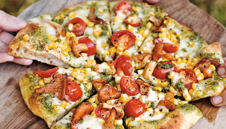 onion and bell pepper pesto pizza,bell pepper pizza,pizza recipe,hunger struck,food,easy recipes,diwali,pesto pizza