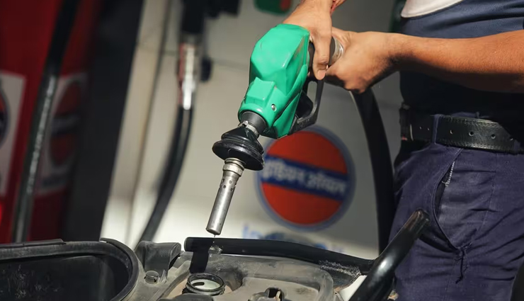 कच्चे तेल के दामों में गिरावट के बावजूद राजस्थान, यूपी, तमिलनाडु में बढ़े पेट्रोल डीजल के दाम