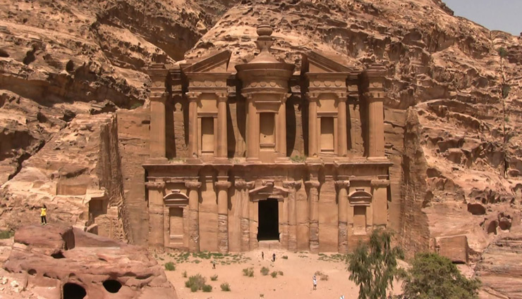 holidays,taj mahal,10 famous historic sites around the world,historic sites,historical places around the world,wander lust,places to be visited around the world,machu picchu,tikal,the pyramids at giza,angkor wat,petra,stonehenge,the colosseum and forum,the parthenon,easter island