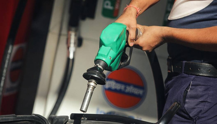 पेट्रोल की कीमत में आज हुई तगड़ी बढ़ोतरी, 107 रुपये लीटर तक पहुंचा दाम; डीजल भी पीछे-पीछे 