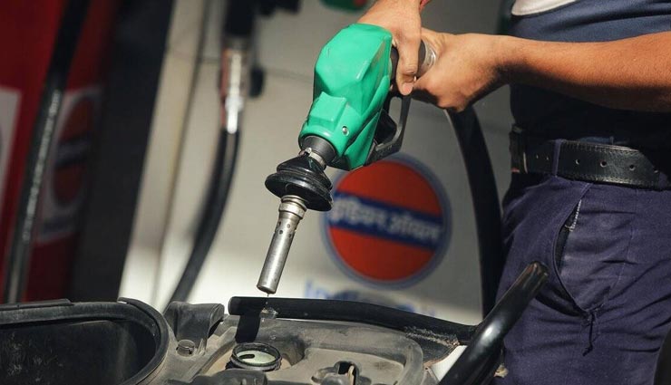 लगातार टूट रही क्रूड ऑयल की कीमतों से गिरे पेट्रोल-डीजल के दाम, 3 दिन में दूसरी बार हुए सस्ते 