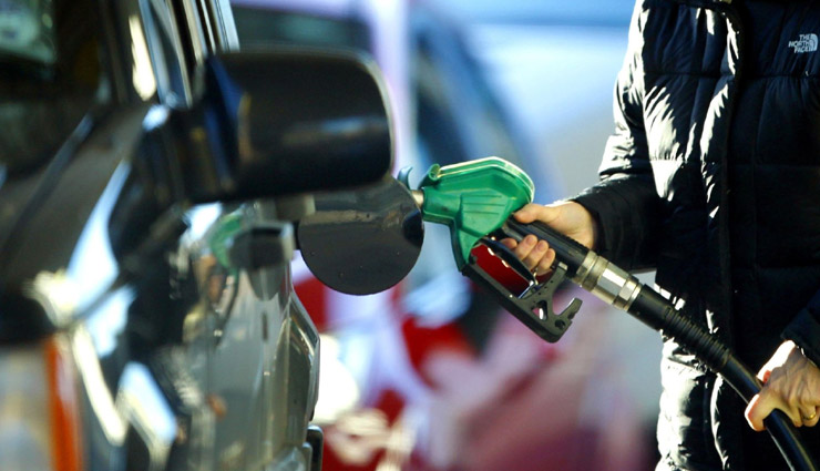दिल्ली में 8 रूपए सस्ता हुआ पेट्रोल, केजरीवाल सरकार ने घटाया VAT
