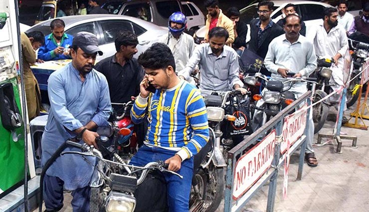 30 रुपये बढ़े पेट्रोल-डीजल के दाम, 200 के पार एक लीटर तेल