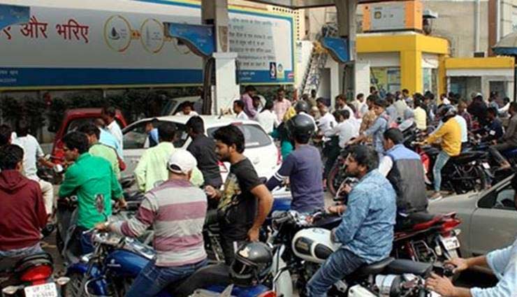 महाराष्ट्र में 9 रुपए 'सस्ता' हुआ पेट्रोल, पंपों पर टूट पड़े ग्राहक