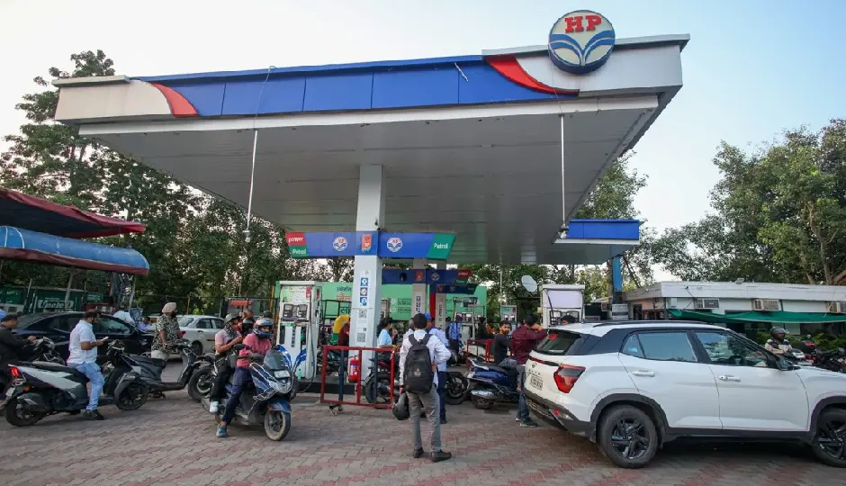 क्या सच में खत्म होने वाला है पेट्रोल-डीजल? HPCL और BPCL ने दी सफाई, पेट्रोल पंप जाने से पहले जरूर पढ़ें यह खबर