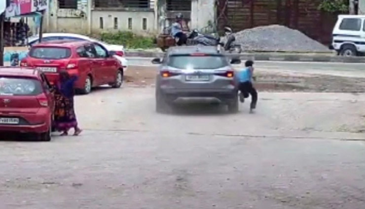 40 रुपए के लिए पेट्रोल पंप कर्मी को घसीटा, वीडियो वायरल  होने के बाद पुलिस ने दर्ज किया मामला