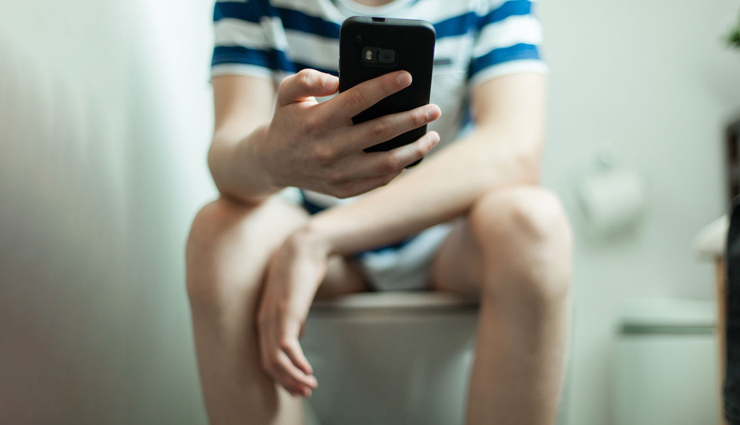 कहीं आप भी तो नहीं करते बाथरूम में मोबाइल का इस्तेमाल, सेहत के साथ हो रहा हैं ये खिलवाड़!