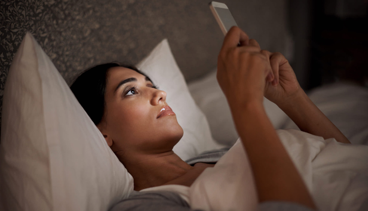 कहीं मोबाइल के चक्कर में तो पूरी नहीं हो पा रही आपकी नींद, जानें इसके गंभीर नुकसान 