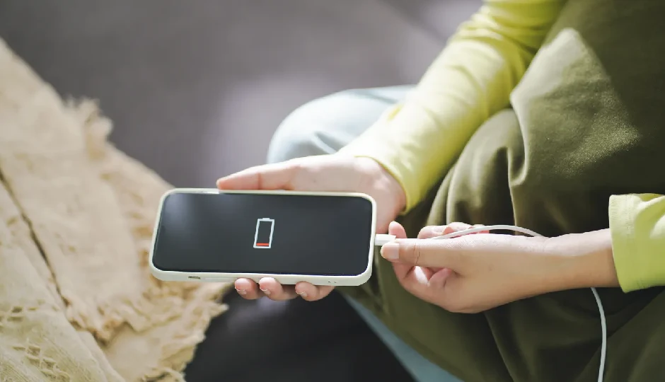 आपके फोन की बैटरी को चुपचाप खत्म कर रही हैं ये सेटिंग्स, समय रहते न बदलीं तो हर वक्त चार्जर ढूंढते रह जाएंगे