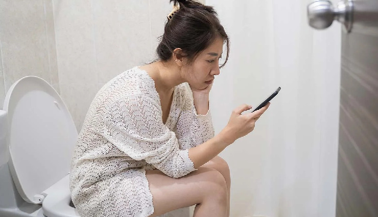 bad bathroom habits,bathroom hygiene mistakes,avoiding bathroom germs,bathroom infection prevention,cleaning bathroom essentials,healthy bathroom habits,bathroom bacteria and germs,toothbrush storage,loofah cleaning,towel hygiene,bathroom ventilation,mobile phone in bathroom,shower head cleaning