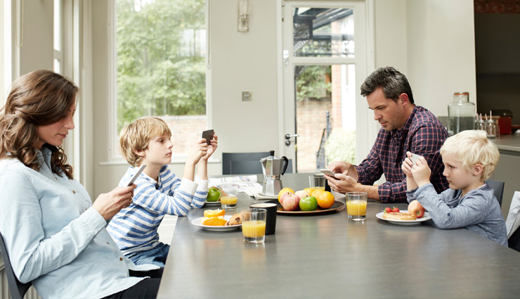 technology,family together,put your phones away during dinner,tech day,use technology together,relationship,relationship tips
