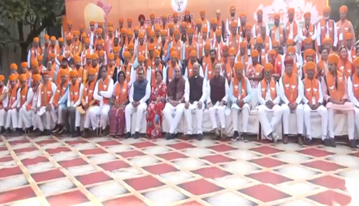 भाजपा कार्यालय पहुँचे पर्यवेक्षक, विधायकों के साथ खिंचवाई तस्वीर