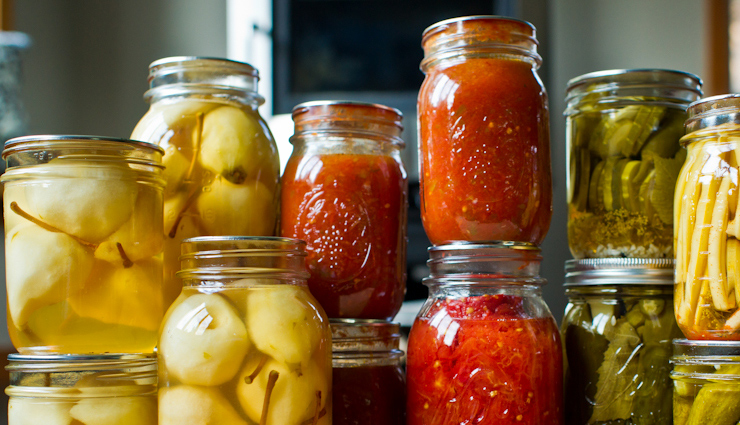 इन तरीकों से करें मॉनसून के दिनों में अचार का रखरखाव storing pickles in rainy season,pickles,household tips,home decor tips,pickles in monsoon