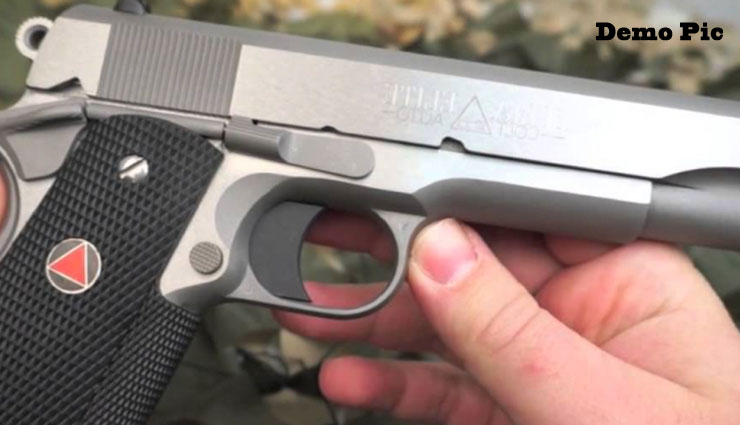 स्कूल में एयरगन लेकर पहुँचा 7वीं क्लास का बच्चा, दोस्तों को दिखा कर बोला- ‘आज सर को सबक सिखा दूंगा’