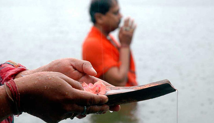 पितृ दोष से जीवन में आती है कई परेशानियाँ, जानें निवारण के उपाय 