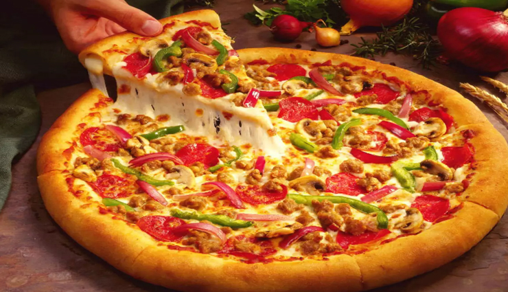 बॉस ने नहीं खिलाया पिज्जा तो देने पड़े 20 लाख रूपये, जानें इसका हैरान करने वाला मामला