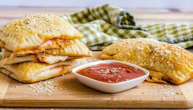 बिना पिज्जा बेस और माइक्रोवेव के घर पर ही बनाए पिज्जा पॉकेट #Recipe 