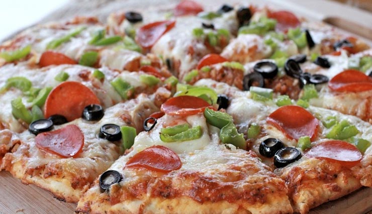 क्रिसमस पार्टी के लिए घर पर ही बनाए Pizza, मिनटों में होगा तैयार #Recipe