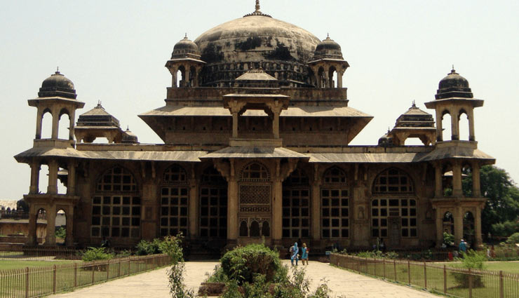 places to visit in gwalior,gwalior,attractions in gwalior,gwalior fort,sahastrabahu temple,teli ka mandir,sun temple,state archaeological museum