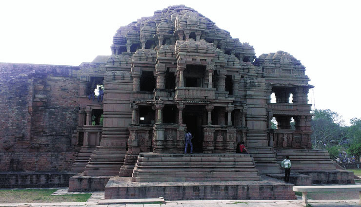 places to visit in gwalior,gwalior,attractions in gwalior,gwalior fort,sahastrabahu temple,teli ka mandir,sun temple,state archaeological museum