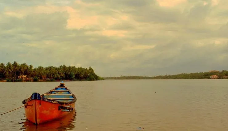 mangalore,places to visit in mangalore,mangaladevi temple,panambur beach,milagres church,st aloysius chapel,dharmasthala temple