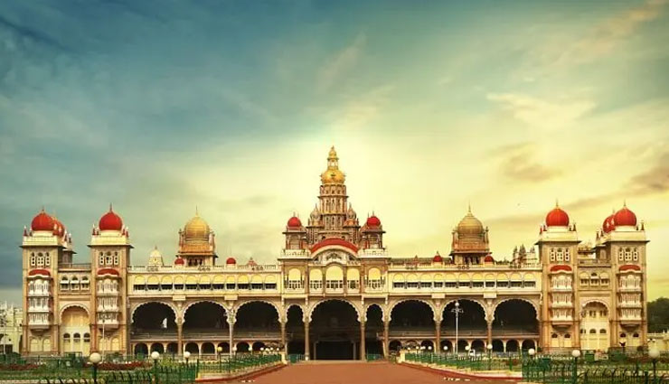 places to visit near karnataka,karnataka,tourist destinations near karnataka,bangalore and mysore palace,hampi and badami rocks,coorg and chikmagalur coffee,aihole and pattadakal monuments,melukote and bylakuppe town