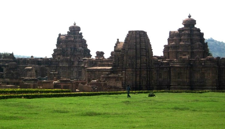 places to visit near karnataka,karnataka,tourist destinations near karnataka,bangalore and mysore palace,hampi and badami rocks,coorg and chikmagalur coffee,aihole and pattadakal monuments,melukote and bylakuppe town