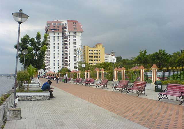 places to visit near kochi,kochi,fort kochi,jew synagogue and jew town,dutch palace,marine drive,cherai beach