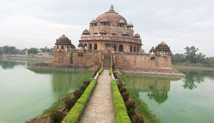 bihar,places to visit in bihar,patan devi,mahavir mandir,vishnupad mandir,navlakha palace,barabar caves